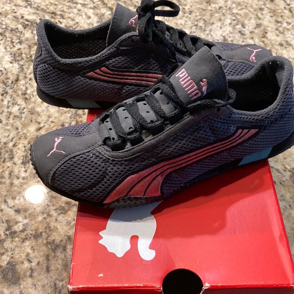 Women’s Size 6 Puma casual sneakers. Grey with pink accents.